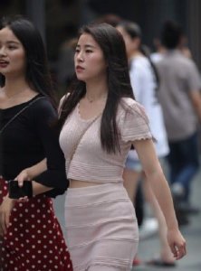 ​微胖mm街拍：青春靓丽的