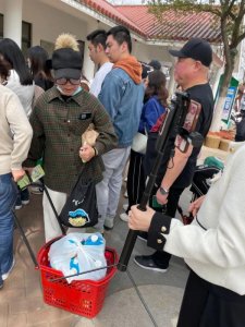 ​全网围观“丝巾阿姨”和“小姐姐”樱花树下抢机位？上海阿姨：我们尽量工作日