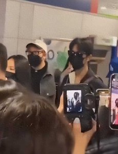 ​32岁肖战机场被跟拍围堵